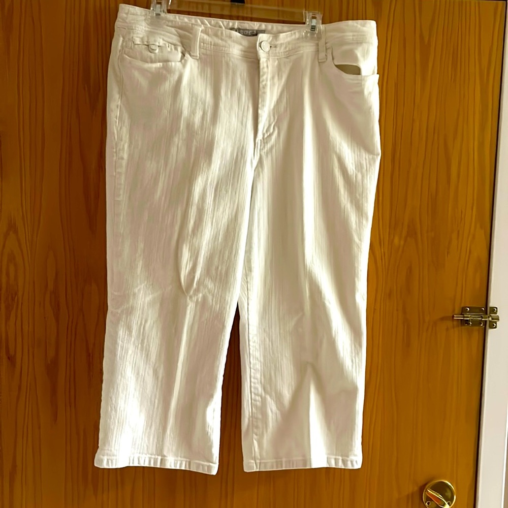 Chicos white platinum stretch cropped jeans size 3 or 16